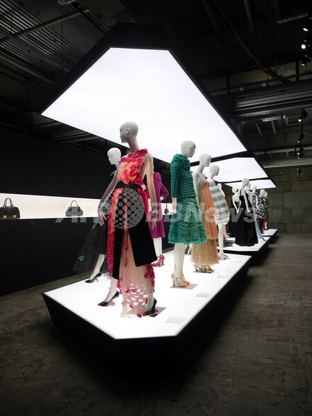 マーク ジェイコブス回顧展14日まで、貴重なショーピースが一堂に