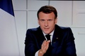仏パリのエリゼ宮（大統領府）から国民向けテレビ演説を行うエマニュエル・マクロン大統領（2021年3月31日撮影）。(c)Ludovic MARIN / AFP