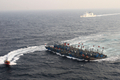 韓国沖の黄海（Yellow Sea）で21日、違法操業中に韓国海洋警察庁による取り締まりを受けた中国漁船12隻が、船体を互いにロープで縛ってひとかたまりの大船団を作り上げ、逃走を図った。黄海の韓国の排他的経済水域（EEZ）では中国漁船による密漁が常態化しており、海洋警察庁によると過去1年に332隻を拿捕したという（2010年12月21日撮影）。(c)AFP/PARK YOUNG-CHUL
