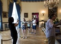 米ワシントンD.C.のホワイトハウスのブルー・ルームで、写真撮影をする一般見学ツアー客（2015年7月1日撮影）。(c)AFP/BRENDAN SMIALOWSKI
