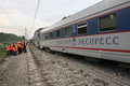 2007年8月14日、サンクトペテルブルク（Saint Petersburg）近郊のノブゴロド（Novgorod）州Malaya Visheraで起きた脱線事故現場を調査する鉄道局員。(c)AFP/INTERPRESS/YEVGENY ASMOLOV