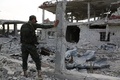 シリア首都ダマスカス近郊東グータに入り、破壊された街を見る政府軍の兵士（2018年3月4日撮影）。(c)AFP