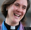 英イングランド（England）北部ヨーク（York）で開かれた英国国教会（Church of England）の総会で、女性主教容認の決定に涙を流し喜ぶ女性聖職者（2014年7月14日撮影）。(c)AFP/LINDSEY PARNABY
