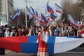 クリミア半島の港湾都市セバストポリで、ロシアによるクリミア併合5周年を祝ってロシア国旗を掲げる人たち（2019年3月15日撮影）。(c)AFP