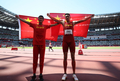 試合後、中国国旗を広げる朱亜明とチームメートの方耀慶（ほう・ようけい）（2021年8月5日撮影）。(c)Xinhua News