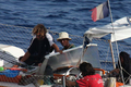 ソマリア沖のアデン湾（Gulf of Aden）でフランスのヨット「Tanit」号が海賊に乗っ取られた事件で、ヨット上の海賊と所有者の男性（左）。

仏海軍の特殊部隊は10日、人質救出作戦を決行。人質5人のうち3歳の子どもを含む4人を救出したが、ヨットの所有者の男性1人が死亡した。海賊は2人が射殺され、3人が拘束された。（2009年4月10日仏軍提供）(c)AFP/ECPAD