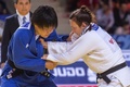 第33回世界柔道選手権、女子78キロ級。準決勝でダリア・ポゴジェレツ（白）と対戦する梅木真美（2015年8月28日撮影）。(c)AFP/JACK GUEZ