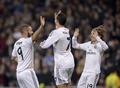 サッカースペイン国王杯（Copa del Rey 2013-14）5回戦、レアル・マドリード（Real Madrid）対オサスナ（CA Osasuna）第1戦。前半19分に先制点を決め、チームメートのクリスティアーノ・ロナウド（Cristiano Ronaldo、中央）、ルカ・モドリッチ（Luka Modric、右）と喜ぶレアル・マドリードのカリム・ベンゼマ（Karim Benzema、2014年1月9日撮影）。(c)AFP/DANI POZO