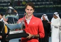 ドバイ・テニス選手権（Dubai Duty Free Tennis Championships 2014）、男子シングルス決勝。優勝を飾り、トロフィーを手にするロジャー・フェデラー（Roger Federer、2014年3月1日撮影）。(c)AFP/KARIM SAHIB