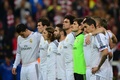サッカー欧州チャンピオンズリーグ2013-14（UEFA Champions League 2013-14）準決勝第2戦、バイエルン・ミュンヘン（Bayern Munich）対レアル・マドリード（Real Madrid）。逝去したティト・ビラノバ（Tito Vilanova）氏に黙とうをささげるレアル・マドリードの選手（2014年4月29日撮影）。(c)AFP/JOHN MACDOUGALL