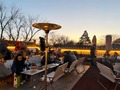 北京市西城区什刹海の「会賢堂」で冬空の中、夕日を浴びながら「囲炉煮茶」を楽しむ人たち（資料写真）。(c)Xinhua News