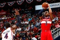 14-15NBAプレーオフ・イースタンカンファレンス準決勝（7回戦制）、アトランタ・ホークス対ワシントン・ウィザーズ。アトランタ・ホークスのポール・ミルサップをかわし3ポイントシュートを狙うワシントン・ウィザーズのブラッドリー・ビール（2015年5月5日撮影）。(c)AFP/Getty Images/Kevin C. Cox
