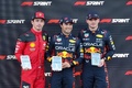 23F1第4戦、アゼルバイジャンGPスプリント。（左から）2位に入ったフェラーリのシャルル・ルクレール、優勝したレッドブルのセルヒオ・ペレス、3位に入ったマックス・フェルスタッペン（2023年4月29日撮影）。(c)Giuseppe CACACE/ AFP