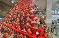 埼玉県鴻巣市市役所に飾られた「ピラミッドひな壇」（2014年2月19日撮影）。(c)AFP/KAZUHIRO NOGI