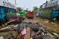 インドネシア・ジャワ島西部のカリタで、津波に見舞われ道路に散乱するがれき（2018年12月23日撮影）。(c)Ronald / AFP