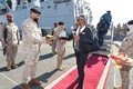 スーダンから脱出し、サウジアラビア・ジッダに到着した市民らを出迎えるサウジ兵士。国営サウジ通信提供（2022年4月22日提供）。(c)AFP PHOTO / HO / SPA