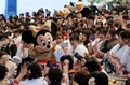 千葉県浦安市の東京ディズニーランドで行われた成人式で、新成人を祝福するミニーマウス（2020年1月13日撮影）。(c)Kazuhiro NOGI / AFP