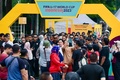 インドネシアで開催されるサッカーU-17W杯の宣伝ブースを視察するインドネシアサッカー協会（PSSI）のエリック・トーヒル会長（中央、2023年10月15日撮影）。(c)BAY ISMOYO / AFP