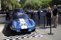 元レーシングドライバーでレーシングカーデザイナーのキャロル・シェルビー（Carroll Shelby）氏がつくった伝説のレーシングカー「シェルビー・コブラ・デイトナクーペ（Shelby Daytona Cobra Coupe CSX260）」が、オークションに出品されるのを前にニューヨーク（New York）の老舗ホテル、プラザホテル（Plaza Hotel）前に展示された。

　シェルビー・コブラ・デイトナクーペは6台のみ製造され、1965年に米国産レースカーとして初めて「国際マニュファクチャラーズ選手権（現在のスポーツカー世界選手権）」でフェラーリ（Ferrari）に勝利した。

　オークションは5月15日に米インディアナ（Indiana）州インディアナポリス（Indianapolis）で開催され、自動車の史上最高価格となる推計1000-1500万ドル（約10-15億円）の値段がつくとみられている（2009年4月28日撮影）。(c)AFP/Emmanuel Dunand