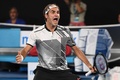 全豪オープンテニス、男子シングルス4回戦。勝利を喜ぶロジャー・フェデラー（2017年1月22日撮影）。(c)AFP/SAEED KHAN