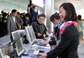 国際線の発着枠が拡大された羽田空港（Haneda Airport）の全日空（All Nippon Airways、ANA）のチェックインカウンターで搭乗手続きをする旅行客ら（2014年3月30日撮影）。(c)AFP/Yoshikazu TSUNO