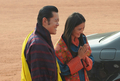 ブータンのジグミ・ケサル・ナムゲル・ワンチュク（Jigme Khesar Namgyel Wangchuck）国王（31）とジェツン・ペマ（Jetsun Pema）王妃（21）は24日、挙式後初の外遊でインドを公式訪問した。

国王夫妻はニューデリー（New Delhi）で、マンモハン・シン（Manmohan Singh）首相と会談。その後、プラティバ・パティル（Pratibha Patil）大統領との夕食会に臨み、数々の歴史的建築物で知られる西部ラジャスタン（Rajasthan）に列車で向かった。

インドは人道物資や水力発電所建設、軍事訓練などでブータンを援助しており、ブータンとは緊密な関係にある。

写真は、歓迎式典でシン首相とパティル大統領にあいさつするワンチュク国王（左）とジェツン・ペマ王妃（2011年10月24日撮影）。(c)AFP/  Prakash SINGH