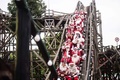 デンマーク・クランペンボーの遊園地、デュアハウスバッケンでジェットコースターに乗る「世界サンタクロース会議」のサンタたち（2017年7月25日撮影）。(c)AFP/Scanpix Denmark/Sarah Christine Noergaard