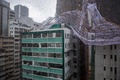 香港市内の建物の屋上で、台風4号（ニーダ）の影響で崩れた竹製の足場（2016年8月2日撮影）。(c)AFP/Anthony WALLACE