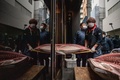 東京・豊洲市場での初競りが終わり、銀座の飲食店で解体される仲卸「やま幸」が落札したマグロ（2021年1月5日撮影）。(c)Philip FONG / AFP