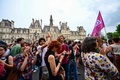 仏パリの国務院前で、環境NGO「大地の蜂起（SLT）」の解散命令に抗議するデモに参加する人々（2023年6月21日撮影）。(c)Emmanuel DUNAND / AFP