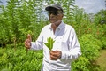 スリランカ・アハンガマの「バージンホワイト」ティーを生産している茶園で取材を受けるハーマン・グナラトナ氏（2021年8月6日撮影）。(c)Ishara S. KODIKARA / AFP