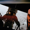 月面上で、月着陸船のはしごに立つアポロ12号（Apollo 12）のピート・コンラッド（Pete Conrad）宇宙飛行士（1969年11月19日撮影）。(c)AFP/NASA