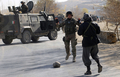 2007年11月24日、アフガニスタンの首都カブール（Kabul）西25キロにあるパグマン（Paghman）で、自爆攻撃の現場で警備にあたるイタリア兵士。(c)AFP/MASSOUD Hossaini