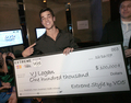 2007年12月16日、リアリティ番組「America’s Most Smartest Model」で優勝し、賞金10万ドル（約1130万円）を受け取るモデルのVJ Logan。(c)AFP/Getty Images Charley Gallay