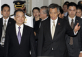 2007年11月18日、シンガポールの大統領官邸イスタナ（Istana Presidential Palace）の歓迎式典に中国の温家宝（Wen Jiabao）首相（左）を迎えるシンガポールのリー・シェンロン（Lee Hsien Loong）首相。(c)AFP/ROSLAN RAHMAN