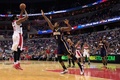 14-15NBA、ワシントン・ウィザーズ（Washington Wizards）対インディアナ・ペイサーズ（Indiana Pacers）。シュートを放つワシントン・ウィザーズのネネ・ヒラリオ（Nene Hilario、左、2014年11月5日撮影）。(c)AFP/Getty Images/Rob Carr