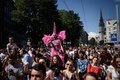 スイスのチューリヒで行われたLGBTIQ（レズビアン、ゲイ、バイセクシュアル、トランスジェンダー、インターセックス、クィア）の人たちによるパレード「チューリヒプライド」に参加する人々（2021年9月4日撮影）。(c)FABRICE COFFRINI / AFP