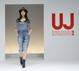 都内で開催された「ユニクロ（UNIQLO）」のジーンズブランド「UJ（ユージェー）」発表会見にて。「UJ」のデニムを着用したモデルたち（2010年2月17日撮影）。(c)AFP/ Toru YAMANAKA 都内で開催された「ユニクロ（UNIQLO）」のジーンズブランド「UJ（ユージェー）」発表会見にて。「UJ」のデニムを着用したモデルたち（2010年2月17日撮影）。(c)AFP/ Toru YAMANAKA