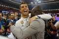 サッカー欧州チャンピオンズリーグ決勝、ユベントス対レアル・マドリード。試合後、クラレンス・セードルフ氏に祝福されるレアル・マドリードのクリスティアーノ・ロナウド（中央左、2017年6月3日撮影）。(c)AFP/Adrian DENNIS