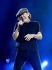米ロサンゼルスで公演する豪ロックバンド「AC/DC」のボーカル、ブライアン・ジョンソン（2015年9月27日撮影）。(c)AFP/GETTY IMAGES NORTH AMERICA/KEVIN WINTER