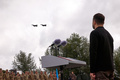 ウクライナに到着したF16戦闘機の飛行を眺めるウォロディミル・ゼレンスキー大統領。場所は非公表（2024年8月4日撮影）。(c)Sergei SUPINSKY / AFP 