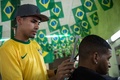 ブラジル・リオデジャネイロ（Rio de Janeiro）の理髪店で、後頭部にサッカー男子ブラジル代表のネイマール（Neymar da Silva Santos Junior）選手の肖像が施される男性（2014年6月27日撮影）。(c)AFP/YASUYOSHI CHIBA