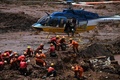 ブラジル南東部ブルマジニョ近郊の鉱山で起きたダム決壊の被害を受けた地域で捜索活動を行う救助隊（2019年1月28日撮影）。(c)Mauro Pimentel / AFP