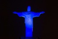 ブラジル・リオデジャネイロ（Rio de Janeiro）のコルコバード（Corcovado）の丘に立つ、アルゼンチンの国旗の色に染め上げられた巨大なキリスト像（Christ the Redeemer、2014年6月11日撮影）。(c)AFP/YASUYOSHI CHIBA