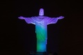 ブラジル・リオデジャネイロ（Rio de Janeiro）のコルコバード（Corcovado）の丘に立つ、アルジェリア国旗の色に染め上げられた巨大なキリスト像（Christ the Redeemer、2014年6月11日撮影）。(c)AFP/YASUYOSHI CHIBA