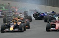 24F1第20戦メキシコシティGP決勝。クラッシュするRBの角田裕毅（右奥、2024年10月27日撮影）。(c)YURI CORTEZ/ AFP