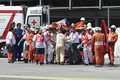 世界ロードレース選手権の第7戦カタルーニャGP、Moto2クラスのフリー走行2回目で転倒事故を起こしたSAGチームのペップ・サロム選手の治療を行う医療関係者（2016年6月3日撮影）。(c)AFP/JOSEP LAGO