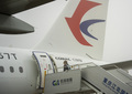 重慶江北国際空港の駐機場で後部のドアからキャビンに入り作業する空港の地上職員（2024年12月3日撮影）。(c)Xinhua News