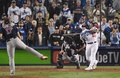 18MLB、ワールドシリーズ（7回戦制）第3戦、ロサンゼルス・ドジャース対ボストン・レッドソックス。延長13回に同点の単打を放つロサンゼルス・ドジャースのヤシエル・プイグ（右、2018年10月26日撮影）。(c)Kevork Djansezian/Getty Images/AFP
