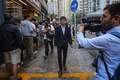 香港の海怡半島区で、区議会議員選の投票に向かう民主活動家の黄之鋒（ジョシュア・ウォン）氏（2019年11月24日撮影）。(c) Vivek Prakash / AFP